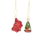 Twee kerstboomdecoraties: een rood geruit huisje en een kerstboom met een teddybeer.