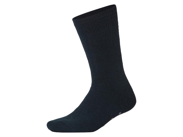 Zwarte, effen, geribbelde sok op een witte achtergrond