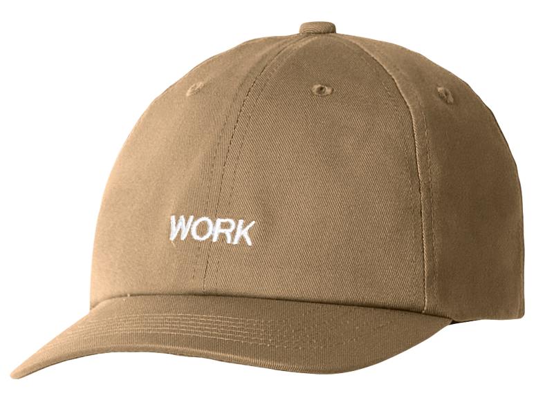 Beige baseballpet met witte opdruk 'WORK'.