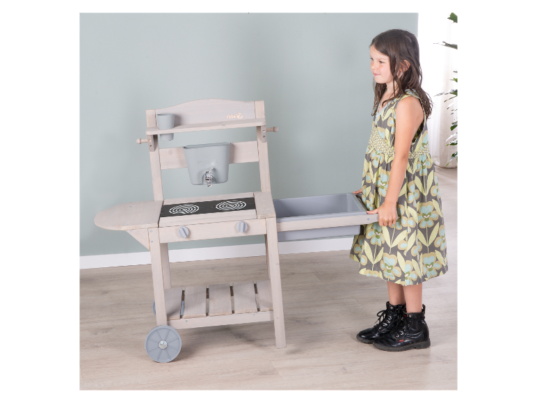 Kind speelt met een Roba speelgoedkeuken.