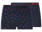Twee herenboxershorts, één marineblauw met kersenpatroon, de andere effen marineblauw met 'MY <3' op de tailleband.