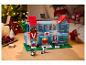 Lego Friends Dierenkliniek set met minifiguren en dieren, omringd door kerstdecoraties.