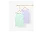 Twee basic tanktops, één lichtgroen en één lila, hangen aan een houten hanger.