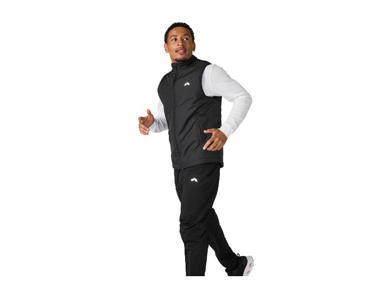 Man in zwart vest en joggingbroek, rennend.