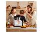 Een gezin kookt samen in de keuken met een Thermomix.