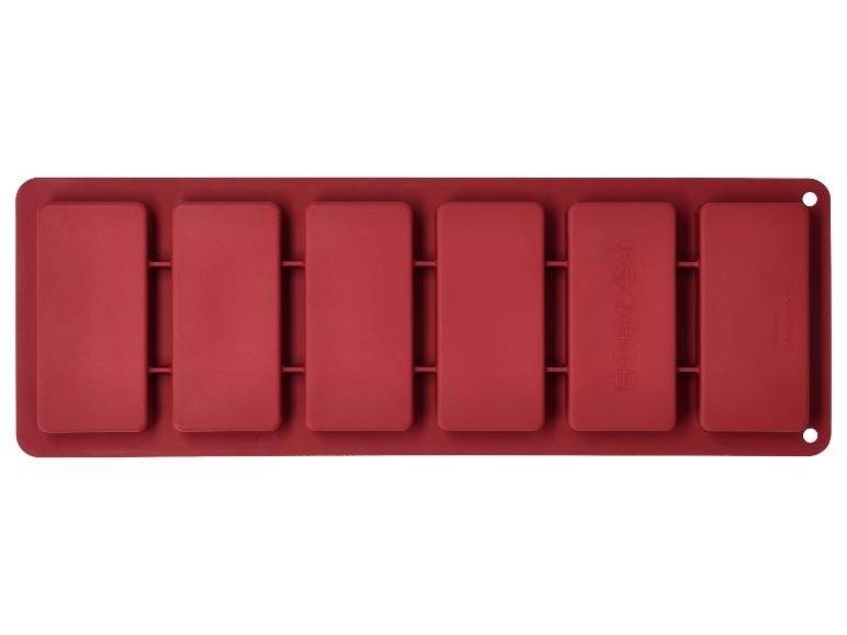 Rode siliconen bakvorm van Silver Crest met zes rechthoekige holtes.
