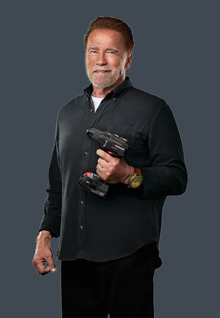Arnold Schwarzenegger houdt de PARKSIDE PERFORMANCE accu-schroefboormachine vast
