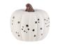 Een kleine witte decoratieve pompoen met gaten.