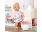 Pop in badjas met potje, handdoeken en badkameraccessoires.
