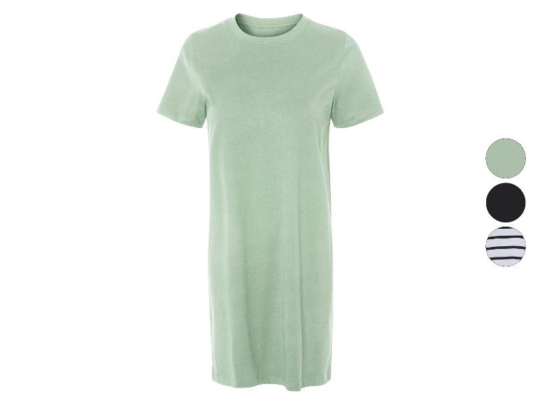 Een groene t-shirt jurk met korte mouwen.