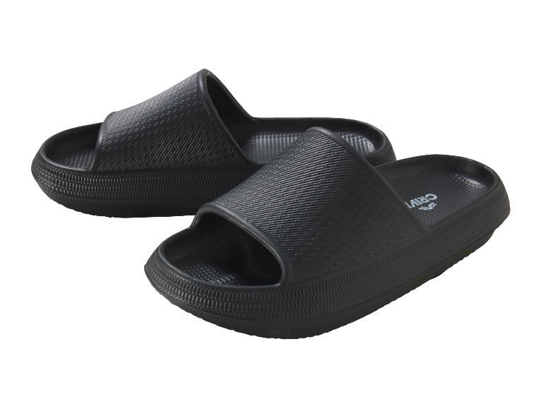 Twee zwarte CRIV slippers.