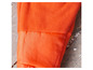 Close-up van een oranje fleece- en nylon jack.