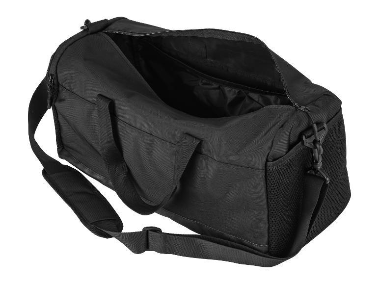 Zwarte sporttas met schouderband en meerdere vakken.