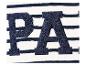 Een detail van een wit gestreept shirt met de letters 'PA' in donkerblauw
