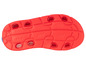 De zool van een rood paar sandalen met grip.