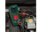 Een multimeter meet de temperatuur in de motorruimte van een auto, met 16 graden Celsius.