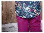 Een roze broek met een blauwe jas met bloemenprint