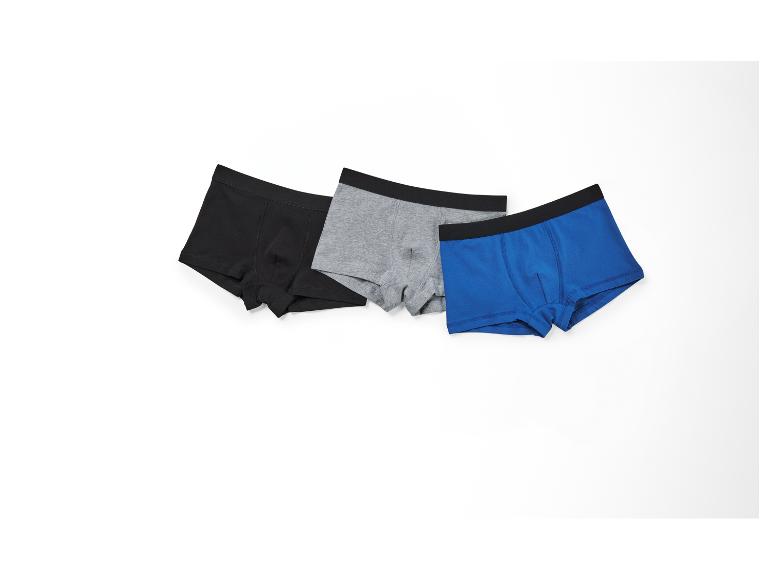 Drie boxershorts: zwart, grijs en blauw.