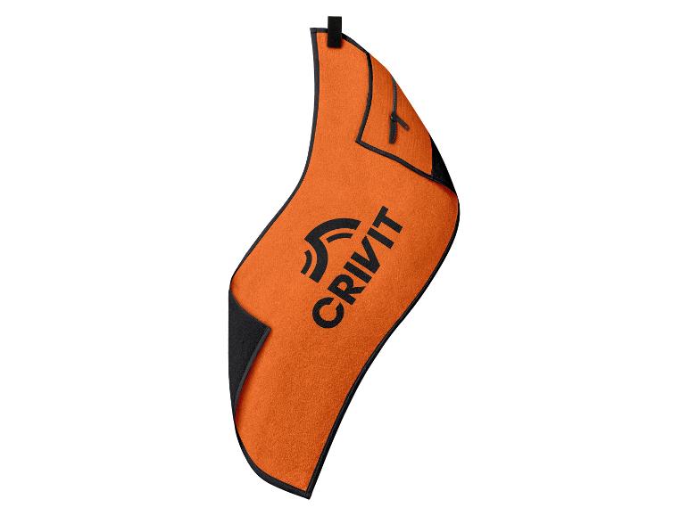 Oranje sporthanddoek met zwarte rits en zwart logo.