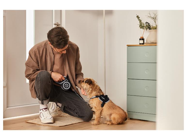 Een man bevestigt een Superdog-riem aan zijn hond.