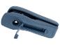 Blauwe kantoor nietmachine met open standaard, met het woord “STAPLES” zichtbaar.