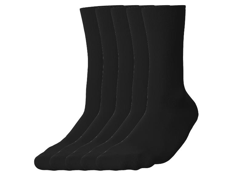 Vijf paar zwarte sokken in een verpakking.