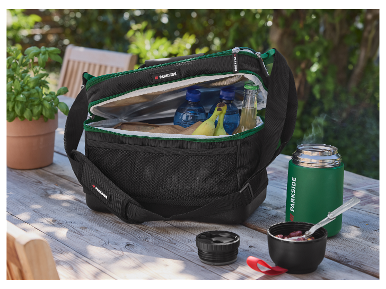 Parkside koeltas en thermoskan op een houten tafel buiten.