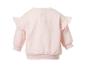 Roze baby sweater met ruches op de schouders en knoopsluiting aan de achterkant.