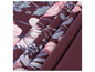Bordeauxrode stof met roze en blauwe bloemen.