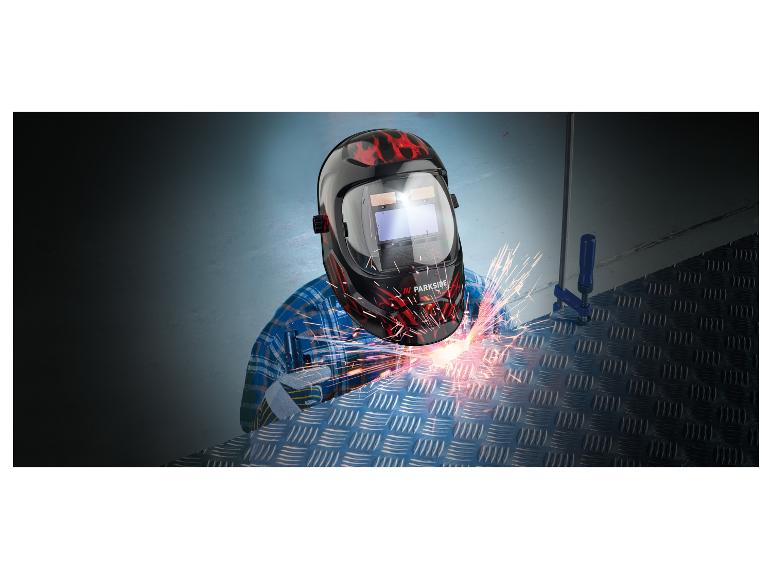 Een persoon die met een Parkside lasmasker metaal last.