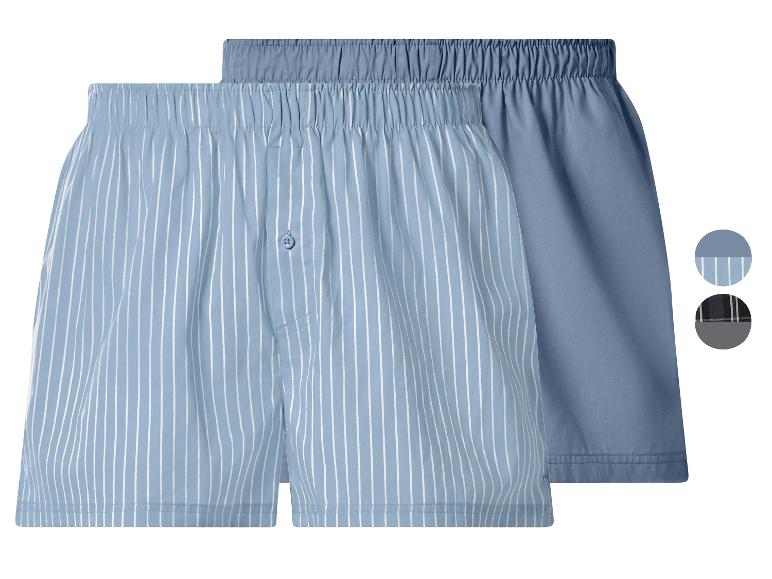 Twee blauwe boxershorts, één gestreept en één effen.