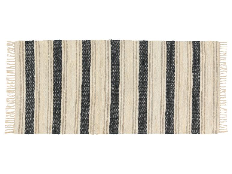 Een gestreept vloerkleed in zwart en wit.