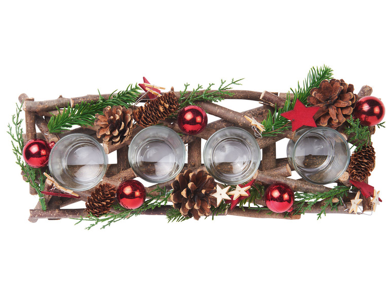 Kerstdecoratie met vier glazen, dennenappels en rode kerstballen in een takkenhouten frame.