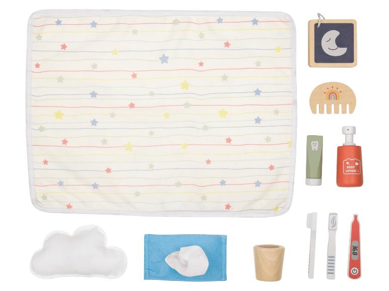 Babyspeelset met sterrendeken, hygiëneproducten en houten accessoires.