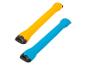 Twee zwembad drijvers, geel en blauw.