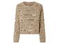 Beige gebreide trui met opengewerkt patroon.