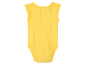 Gele baby romper met kanten afwerking.