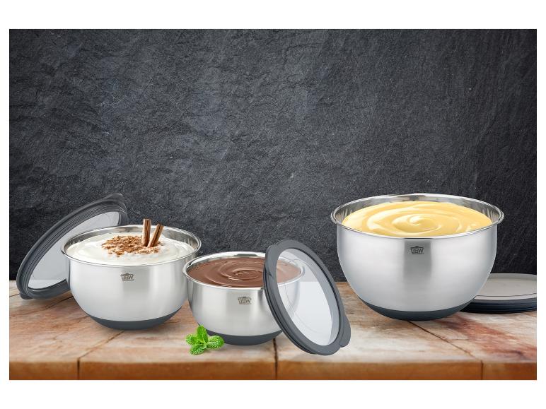 Drie GSW-kommen met deksels, gevuld met pudding, chocolade en crème.