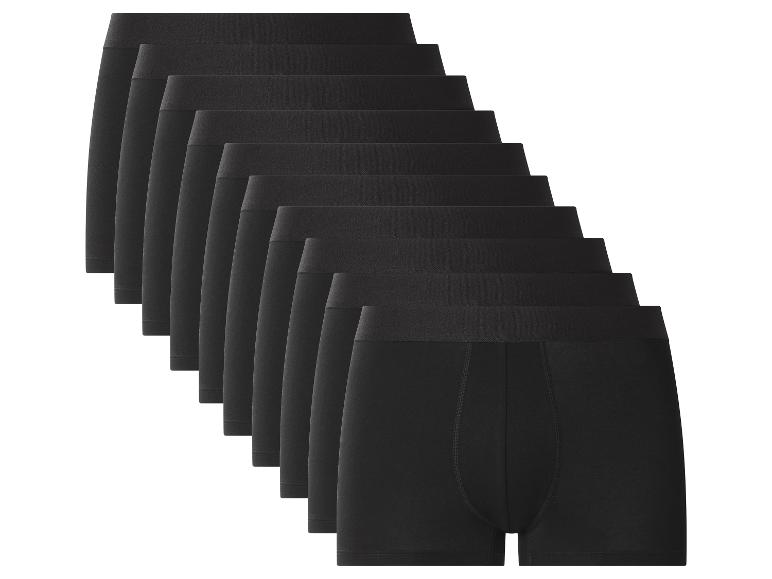 Een stapel van tien zwarte herenboxershorts, netjes opgevouwen en diagonaal gerangschikt.