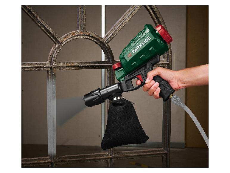 Parkside handzandstraalpistool reinigt een roestig metalen frame