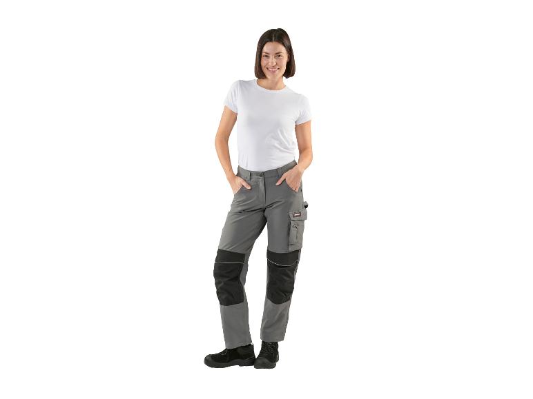 Vrouw in wit T-shirt en grijze werkbroek.