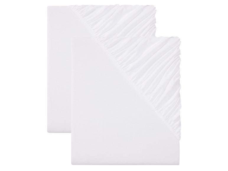 Twee witte hoeslakens.