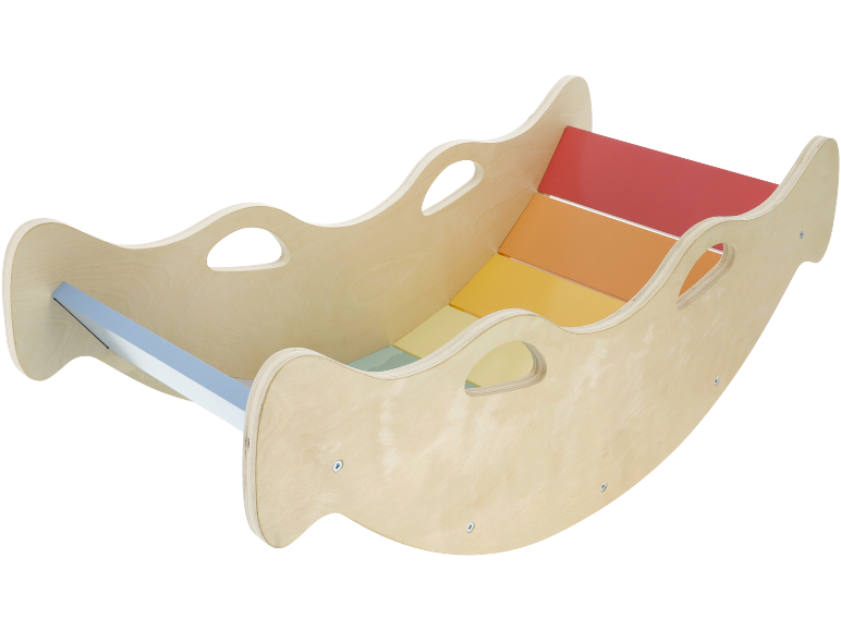 Houten kinderschommel met kleurrijke treden, voor spelen en klimmen.