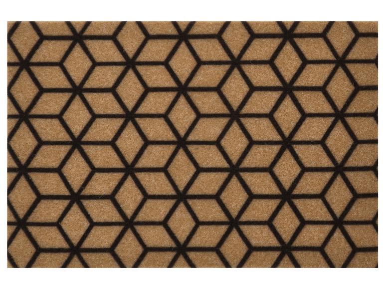 Mat met geometrisch 3D-kubuspatroon in bruine en zwarte tinten.