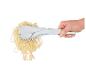Spaghetti met een metalen spaghetti-tang.