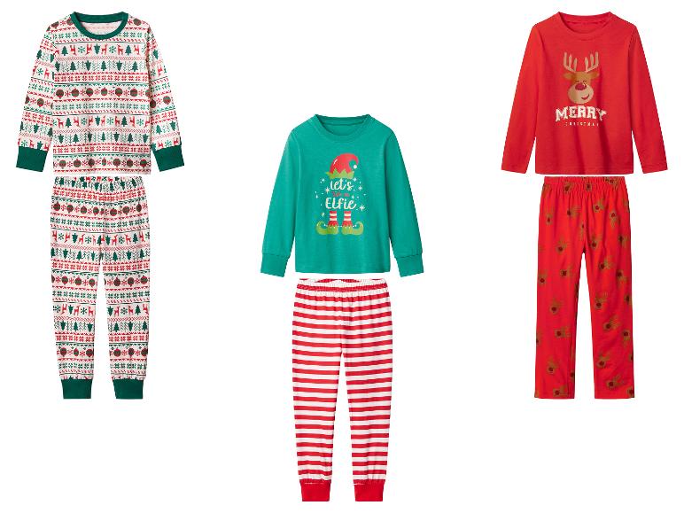 Drie sets kinderkerstpyjama's met feestelijke patronen.