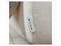 Merklabel met logo op beige textielmateriaal