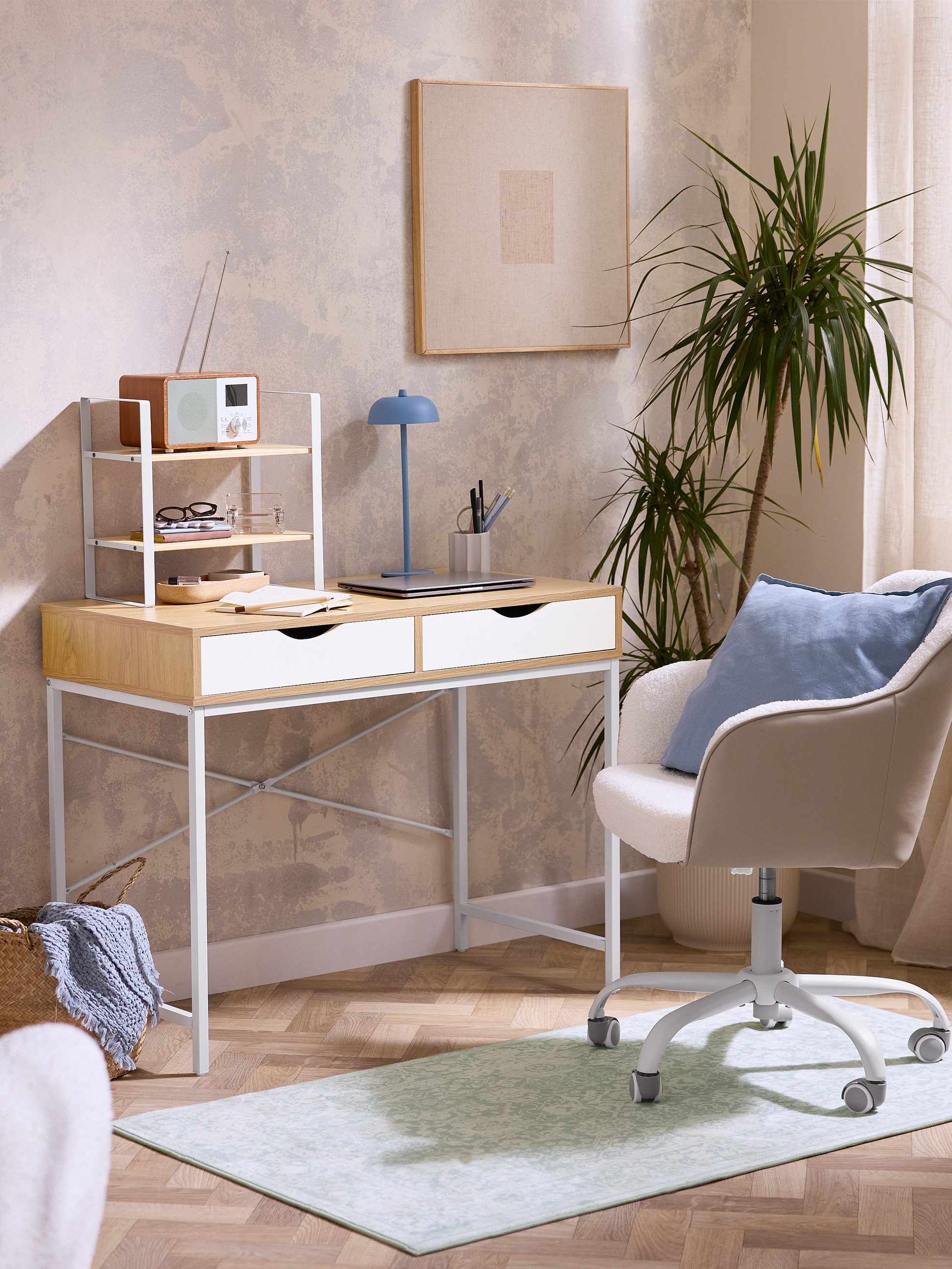 Modern bureau met planken, bureaustoel en kamerplant in een thuiskantoor.