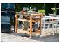 Houten tuinwagen met barbecue en tafel.