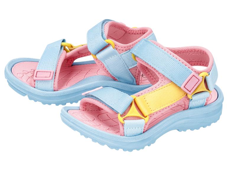 Kleurrijke kindersandalen in roze, blauw en geel met klittenbandsluitingen.